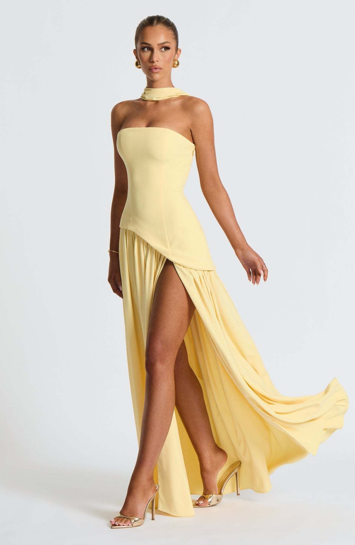 buttergelbes schräg geschnittenes Kleid mit geschnürtem Rücken