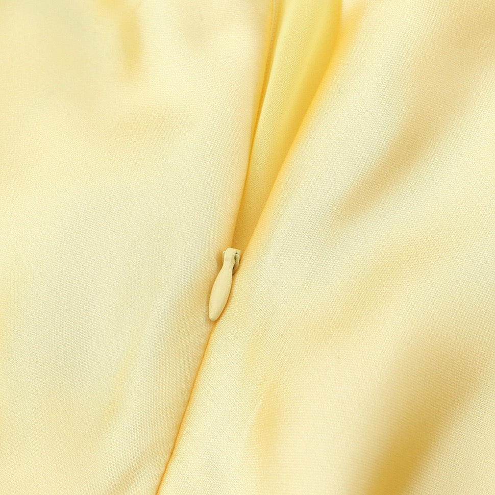 buttergelbes rückenfreies Satinkleid