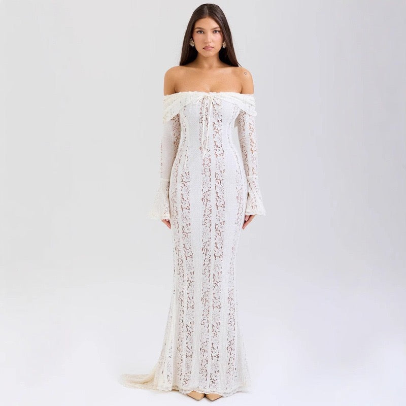 langes Spitzenkleid mit feinen Details