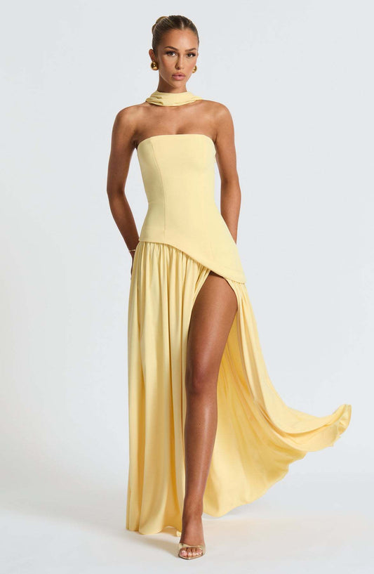 buttergelbes schräg geschnittenes Kleid mit geschnürtem Rücken