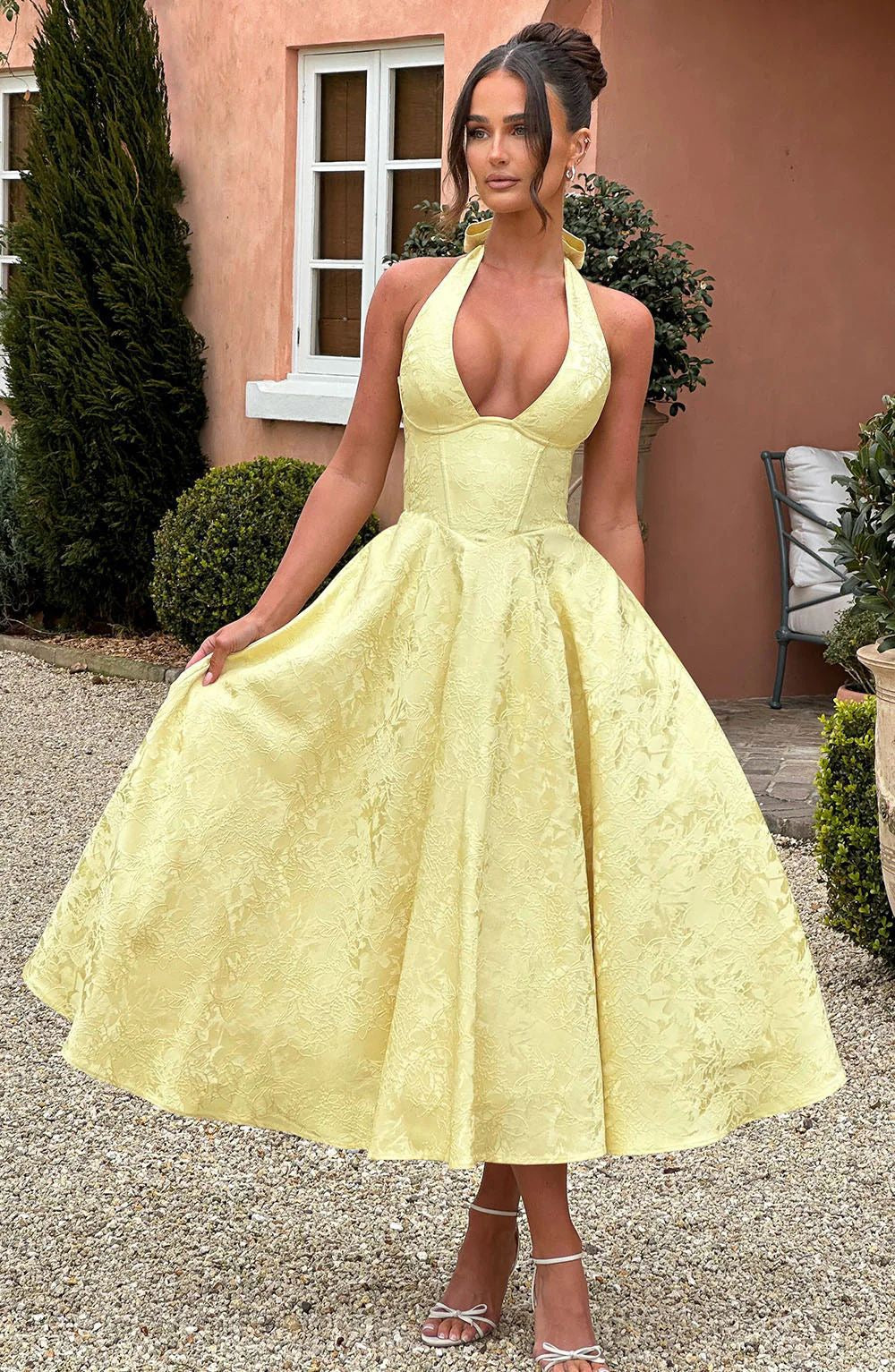 buttergelbes Midi Kleid mit V-Ausschnitt