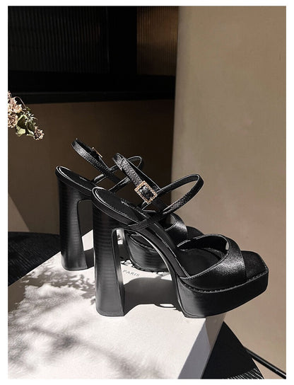 Schwarze High Heels